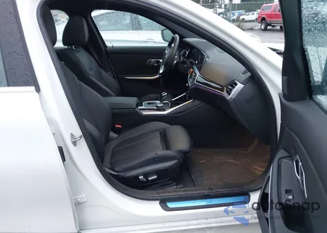 2022 BMW 330I xDrive z USA, uszkodzony, nr VIN 3MW5R7J03N8C59269